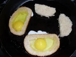 Бутерброды с яйцом на сковороде - фото шаг 2