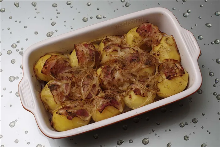 Картошка с беконом, запеченная в духовке