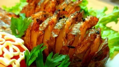 Картошка-гармошка с беконом и грибами