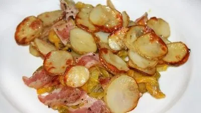 Картофель с кабачками, перцем и беконом
