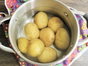 Картофель с беконом, запеченный в духовке - фото шаг 1