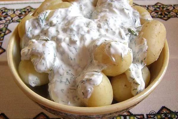готовый картофель залить соусом