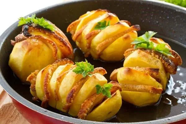 картофель с беконом в духовке