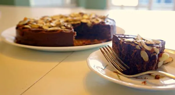 Шоколадный пирог с миндалем в мультиварке