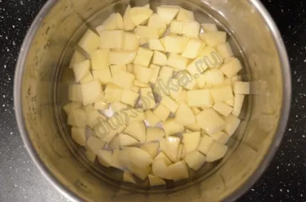 Фото: Шаг 2: Картофель почистить и порезать кубиками
