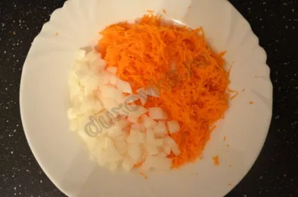 Фото: Шаг 1: Лук с морковкой почистить, лук нарезать мелкими кубиками, а морковь натереть на терке