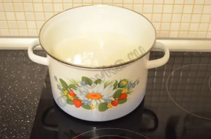 Фото: Шаг 6: Растворить плавленный сыр в кипящей воде, а затем положить в сырный бульон картофель и варить его 20-25 минут