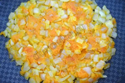 Фото: Шаг 7: Заранее подготовленные овощи обжарить на сковороде до мягкости