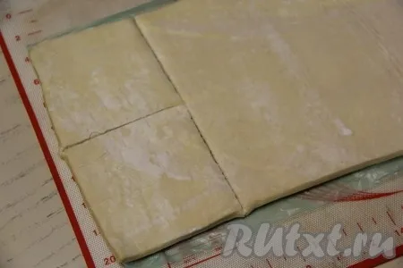 Разрезать тесто на 10 квадратов.