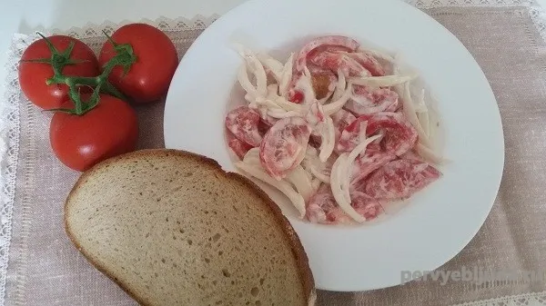 Салат из помидоров со сметаной и луком