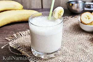 Банановый коктейль с молоком в блендере