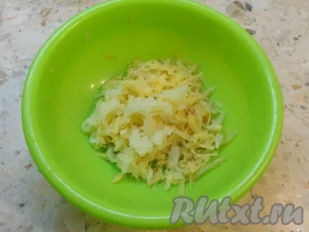 Очищенные картошку и лук натереть на средней терке. 