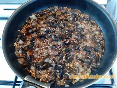 гречка с грибами в сковороде на плите
