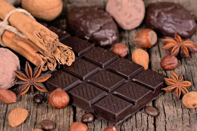 плитка шоколада и орехи
