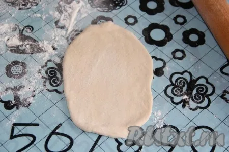 Теперь начнем формовку будущих пирожков с джемом. С помощью скалки раскатать тесто в овал (не тонко). 