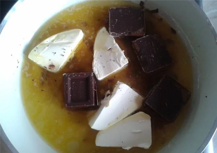 Растопите маргарин с шоколадом. 