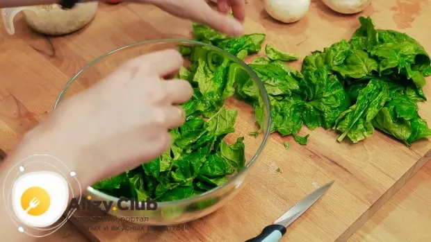 Попробуйте приготовить салат из шпината с яйцом и помидорами
