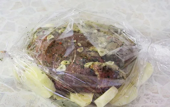 Кусок свинины с картошкой, запеченный в рукаве в духовке