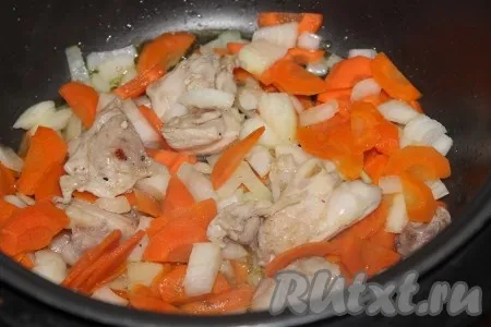 Когда курица обжарится в течение 7-10 минут, выложить к мясу нарезанные лук и морковь и готовить, не забывая помешивать, до окончания программы 