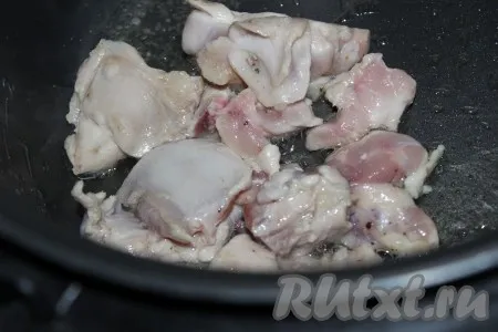 Курицу вымыть под проточной водой, разделить на порционные кусочки (при желании, можно снять кожу). В чашу мультиварки влить растительное или оливковое масло, поместить части курицы. Выставить программу мультиварки 
