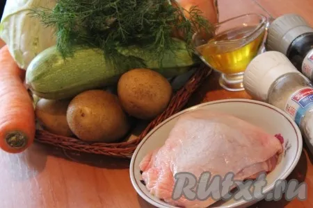 Подготовить продукты для приготовления овощного рагу с курицей в мультиварке.