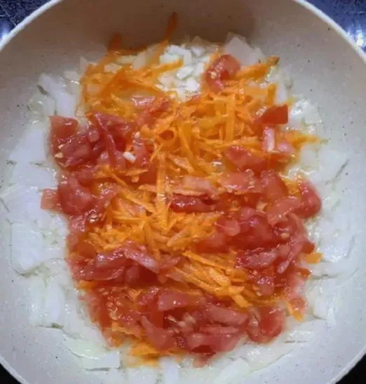 Харчо из свинины с томатной пастой, рисом и картошкой