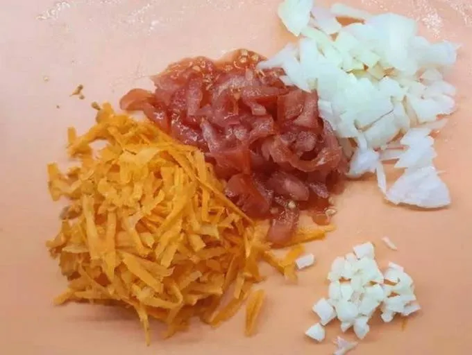 Харчо из свинины с томатной пастой, рисом и картошкой
