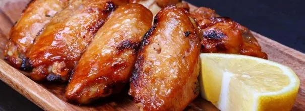 Румяные куриные крылышки в необычном соусе невероятно аппетитны и потрясающе вкусны