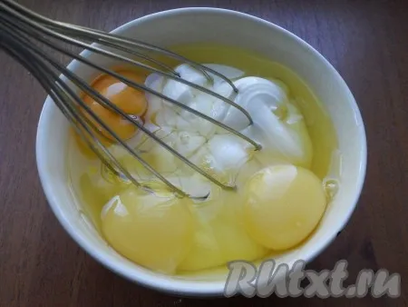 К сметане добавить яйца.