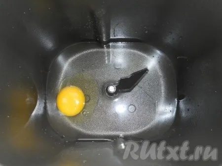 Тесто я готовила в хлебопечке. В ведерко влить воду комнатной температуры, добавить яйцо.