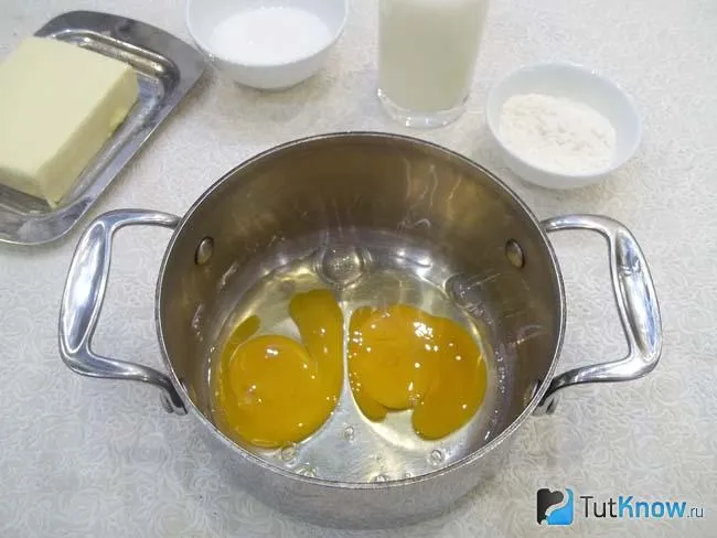 Яйца помещены в миску