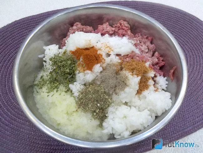 К мясу с луком добавлен рис и специи