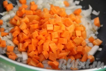 Морковь почистить и нарезать кубиками. Добавить морковь в сковороду к луку. Обжарить овощи в течение 5 минут, периодически помешивая. 