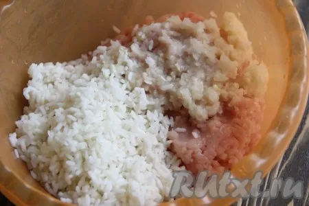Лук и чеснок почистить, пропустить через мясорубку. В удобной миске соединить фарш, рис, измельчённый лук и чеснок. Добавить соль и перец.