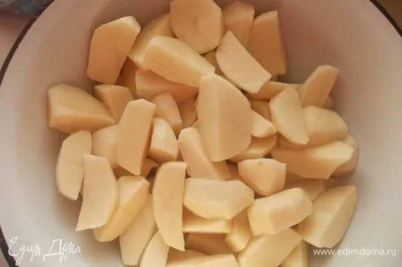 Почистить и порезать картошку на четвертинки. Немного присолить.