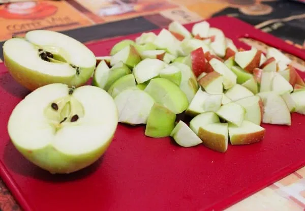 Разрезать яблоки не небольшие кусочки