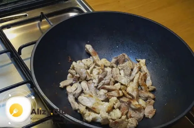 Приготовления азу из свинины начинаем с обжаривания мяса.