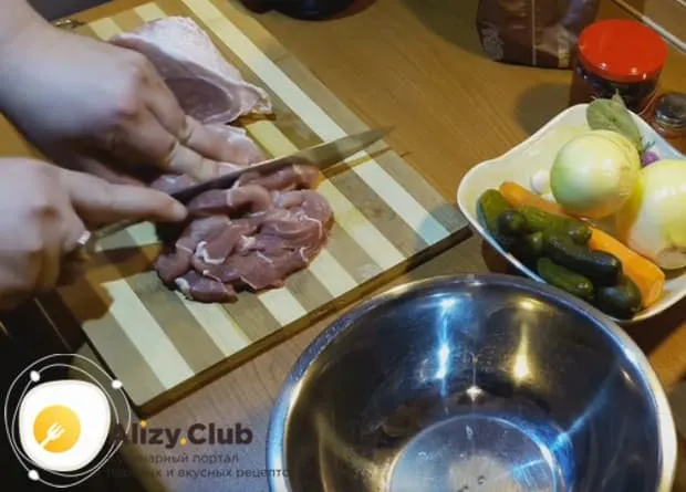 Чтобы приготовить азу со свининой, нарезаем мясо небольшими кубиками.