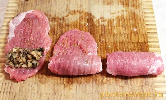 Фото рецепта - Крученики из свинины с грибами - шаг 5