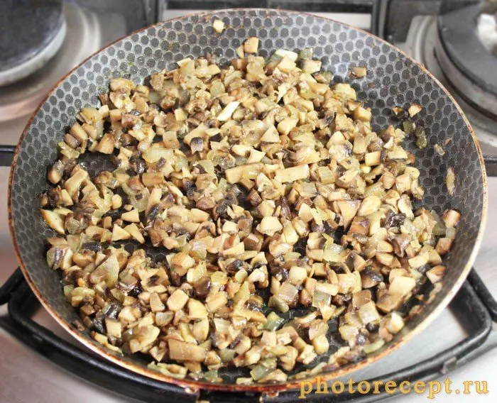 Фото рецепта - Крученики из свинины с грибами - шаг 4