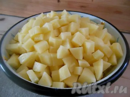 Очищенный картофель нарежьте мелкими кубиками. 