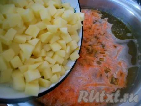 Через 2-3 минуты после начала варки моркови, добавьте картофель, посолите по вкусу. Варите суп до готовности картошки (в течение 15-20 минут). 