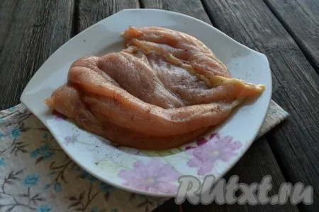 Выложить филе на плоское блюдо с небольшими бортиками (посуда должна быть пригодна для приготовления в мультиварке). 