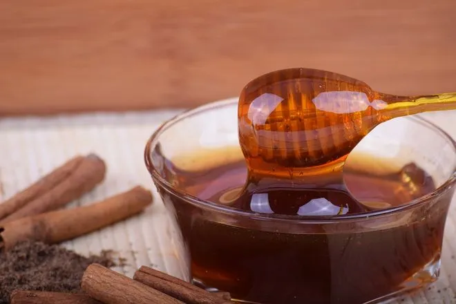 Стеклянная миска с медом