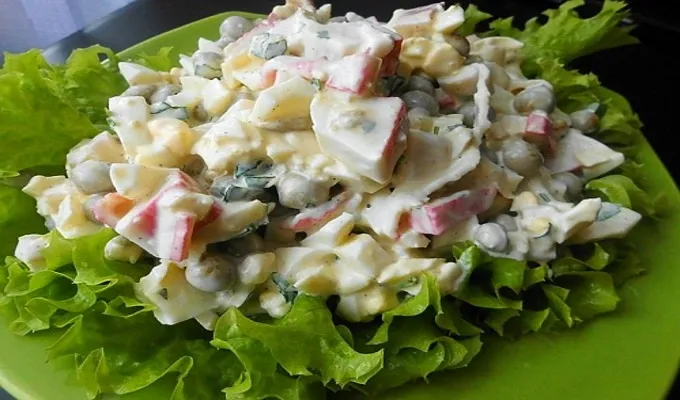 Салат с кальмарами и зеленым горошком