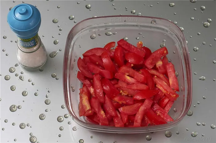 Выложить половину помидоров на дно салатника