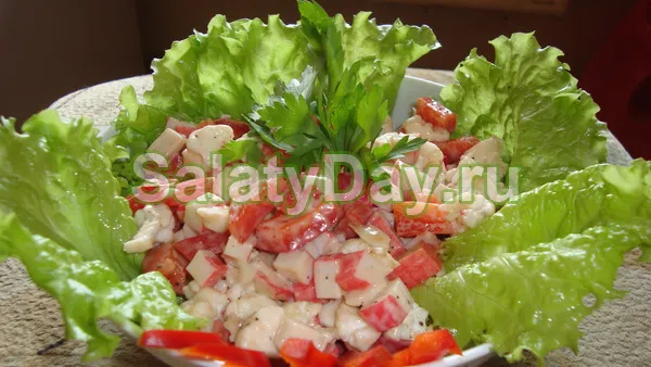 Салат из помидоров, сыра и чеснока с крабовыми палочками 