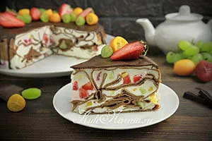Шоколадный блинный торт со сметанным кремом и ягодами
