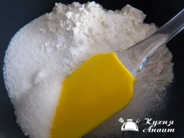 Для получения крема надо сначала сварить сахарно-мучной кисель на воде. В миску выложить муку и сахарный песок, ванилин, перемешать. Помешивая, налить воду, перемешать до однородности.