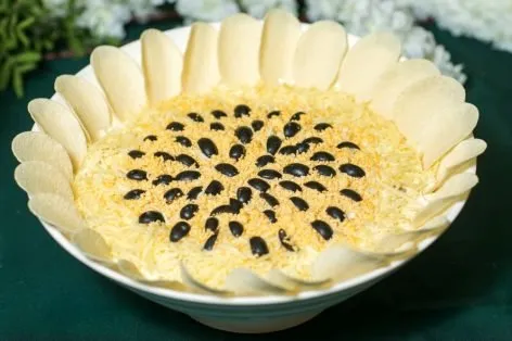 Салат «Мимоза» с чипсами и маслинами